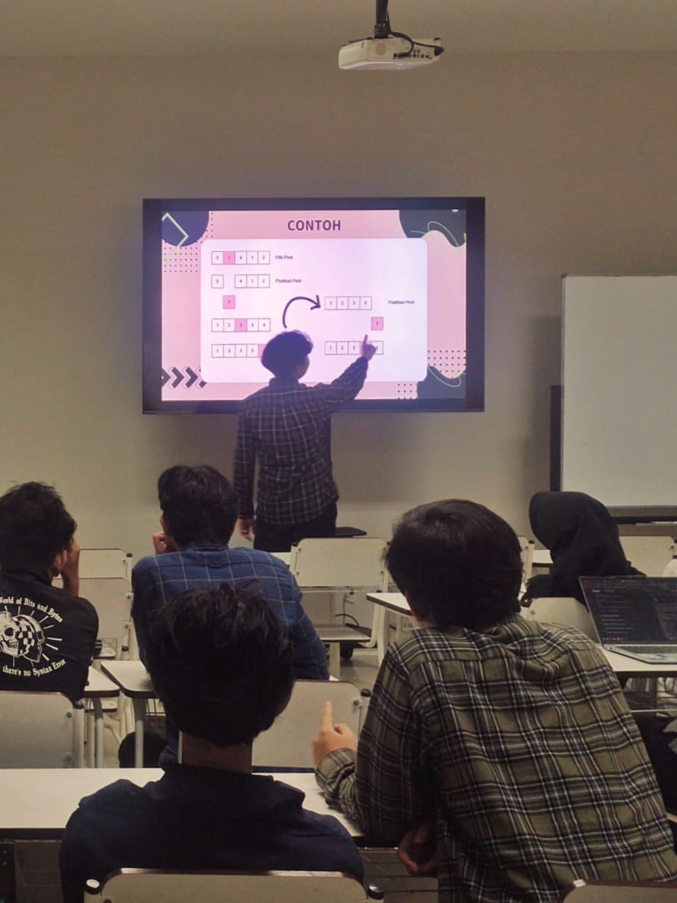 Khairuramdhani explaining an algorithm on screen during a Data Structures & Algorithms lab session