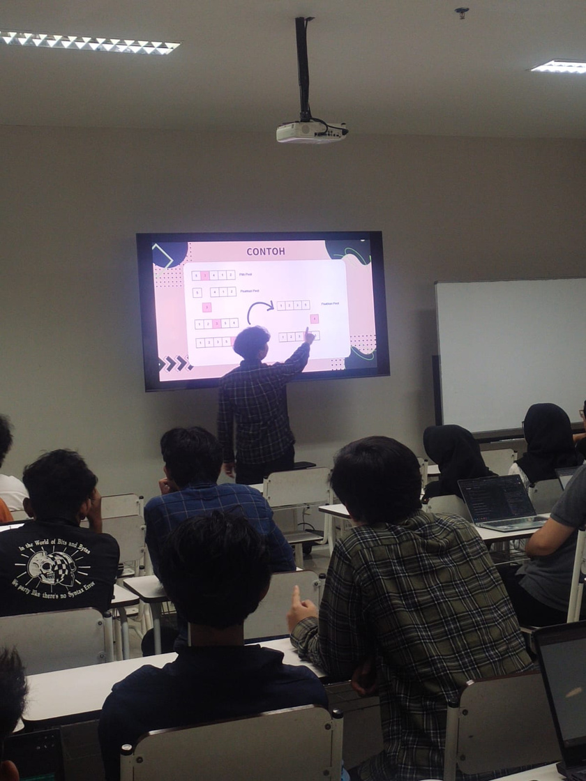 Khairuramdhani as a teaching assistant during a practicum session